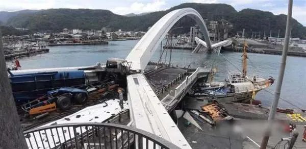 湖北高速公路桥垮塌致4死,幸存者透露了事发时的哪些细节?