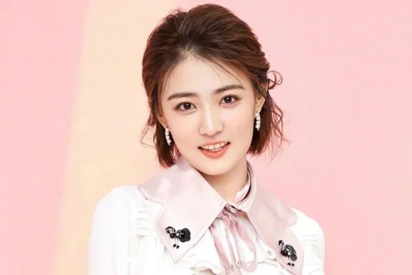 26岁徐璐学游泳被呛,水中素颜曝光,网友表示确定26岁?
