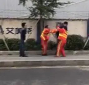 制止丢垃圾环卫工人遭殴打后续如何？