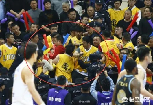 季后赛广厦无缘四强,比赛中球迷突然爆发冲突,打架者被带离球场,当时发生了什么?