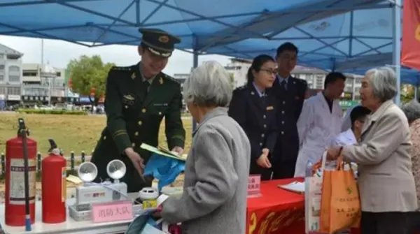 驴友爬山受伤,消防员翻越5个山头历经8小时营救,如何评价消防员们?