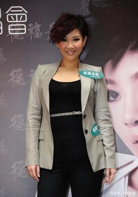 短发造型再配上什么裤子,让郑欣宜看起来只有120斤?