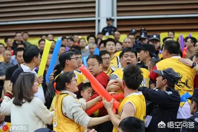 季后赛广厦无缘四强,比赛中球迷突然爆发冲突,打架者被带离球场,当时发生了什么?