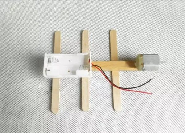 怎样制作一个根据原理的科技小制作?