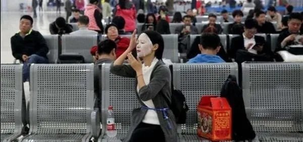 当年那个找工作被拐卖的17岁女孩,将计就计把人贩子卖掉,她后来怎样?