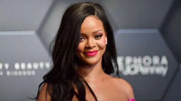 全球最富女歌手Rihanna身价上百亿,她的成功来自于什么?