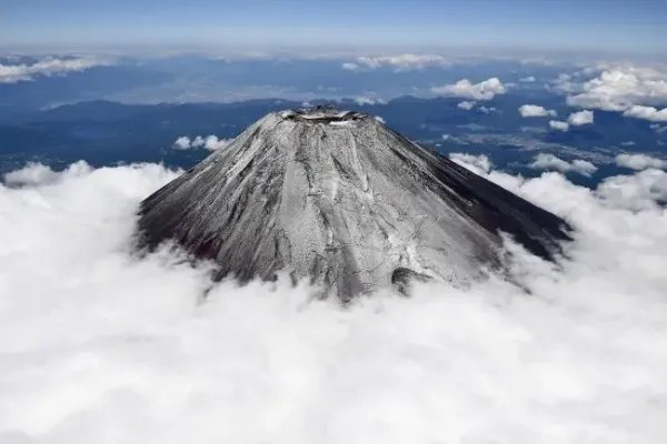 日本发生6.5级地震,这会促进富士山喷发吗?