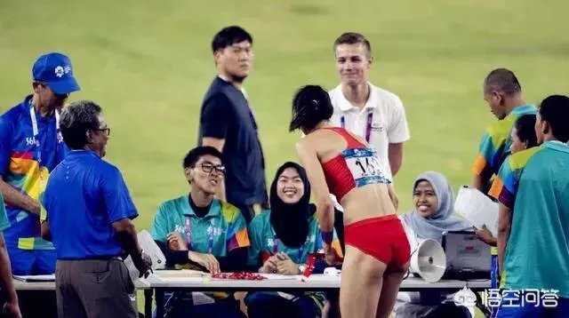 中国撑杆跳女神李玲夺冠后,明目张胆的给裁判和工作人员发糖,对此你怎么看?