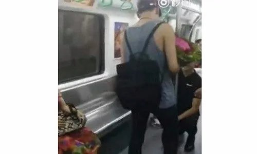 成都地铁基友求婚为何被路人阿姨扇耳光?