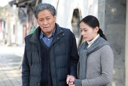 我被员工爱上了,我已经快50了且有家室,她才20岁出头,我该怎么办?