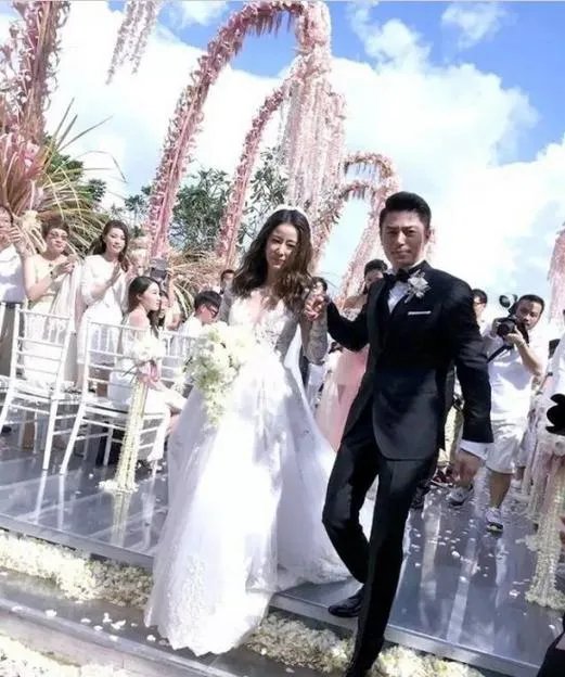 林心如婚纱被网友说丑,是她眼光差还是刻意低调?