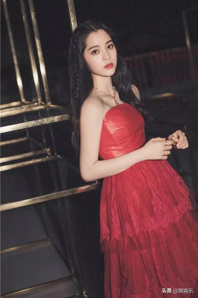 欧阳娜娜家里有钱，她身材好、长相甜美，你喜欢她吗？