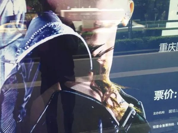 邓紫棋个唱海报露点？