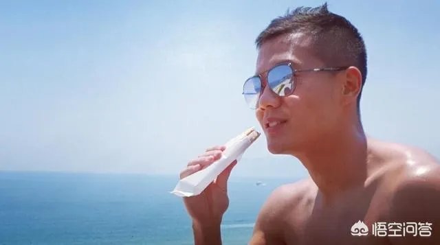 恒大黄博文带娃去旅游,六一节享受美食与海滩,你是怎么看的?