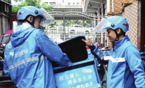 骑手出车祸躺地打电话求顾客谅解,你如何看待他的职业素养?