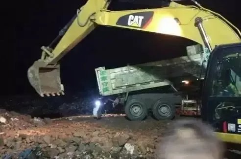 苏州轿车坠湖,两工人用挖掘机接力救人,造成此事故的原因是什么