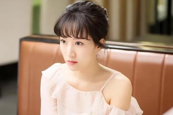 李念罕见分享自拍照撞脸毛晓彤,你觉得回归家庭的她还会复出吗?