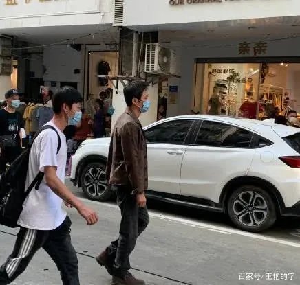 冯绍峰牵着赵丽颖散步自觉走外侧,有没有酸到网友?