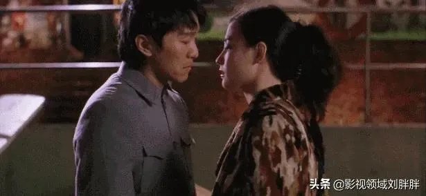 看电视剧时，有没有遇到跟家人一起看到吻戏的尴尬画面？怎么处理较好？