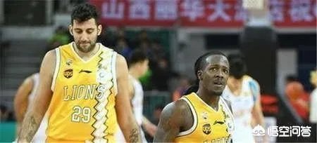 季后赛广厦无缘四强,比赛中球迷突然爆发冲突,打架者被带离球场,当时发生了什么?