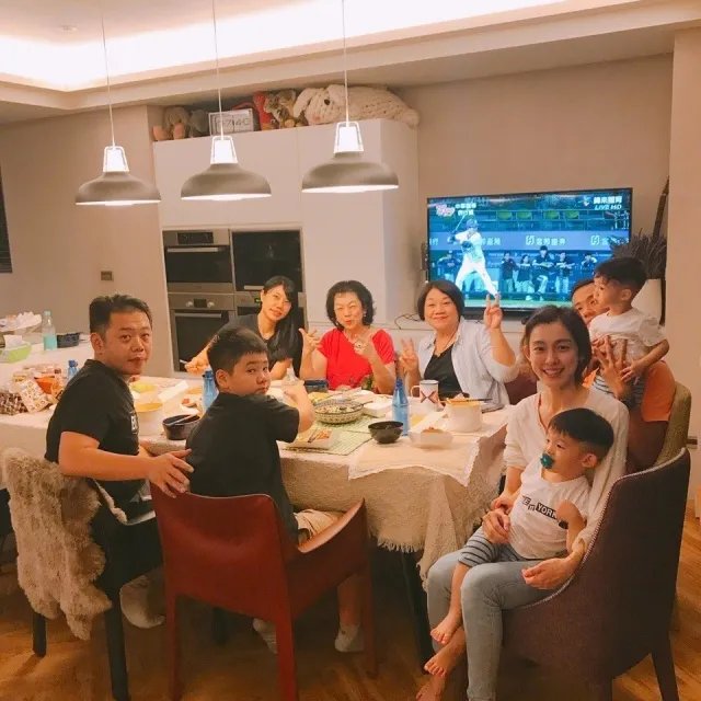 周杰伦气哭，同是养两孩为嘛范玮琪的豪宅还那么仙