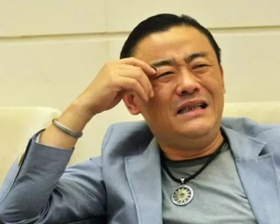 贬低郭德纲太俗，骂徐峥是头猪，枪毒案后销声匿迹的周立波，如今怎么样了？
