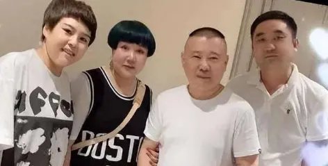 郭德纲小儿子豪宅内开车,脸颊圆润手戴大金镯,指挥他人少爷派足,怎么看?